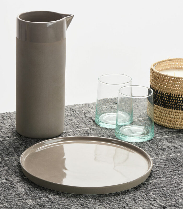 Assiette grise en ceramique au design épuré et moderne