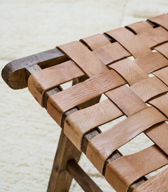 Fauteuil en noyer et cuir fabriqué au Maroc artisanalement