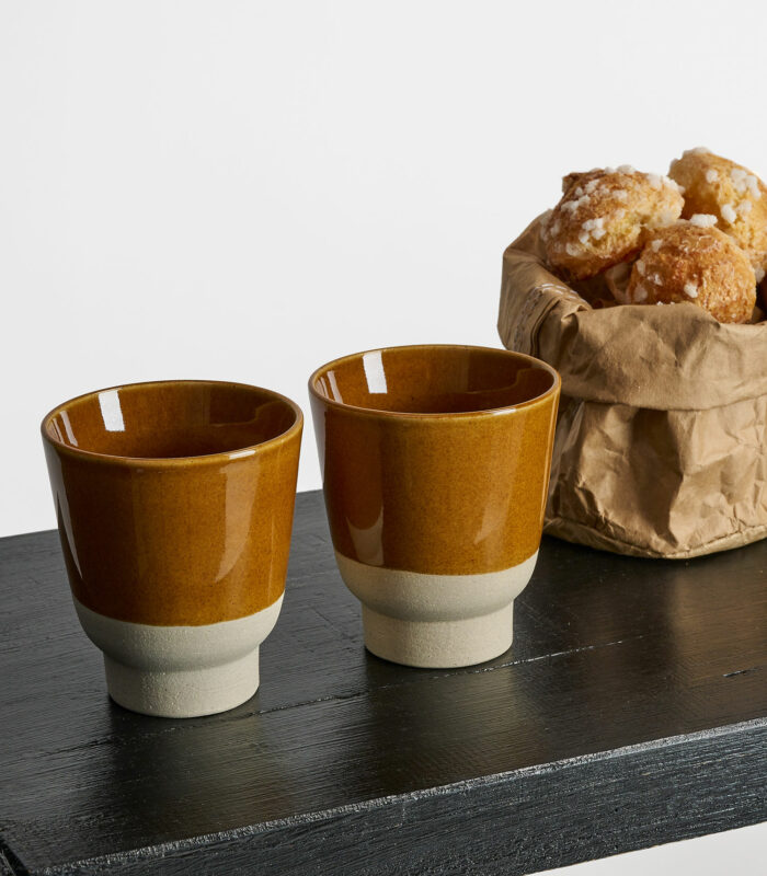 Tasse à thé ou café fabriquée dans une poterie familiale à Hanoi au Vietnam.Sa forme est arrondie, colori marron et beige