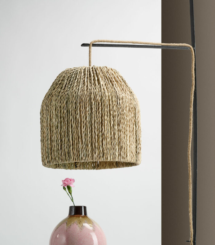 Lampe en palmier tissé et son support en métal noir de chez homata