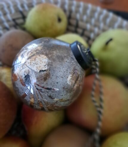 Boule vintage et bohème marron glacé et doré. Un vrai atout déco pour votre sapin de Noël et et vos décorations de fin d’année.