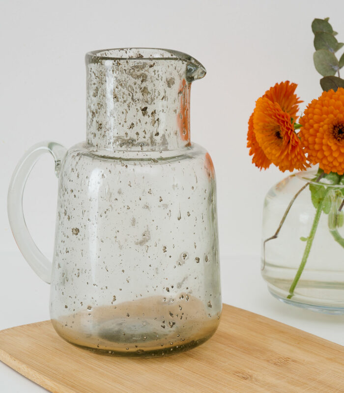 Carafe en verre soufflé à la bouche fabriqué en Inde pour la marque Madam Stoltz. Pendant la fabrication, des bulles décoratives apparaissent et donne cachet et charme au produit.