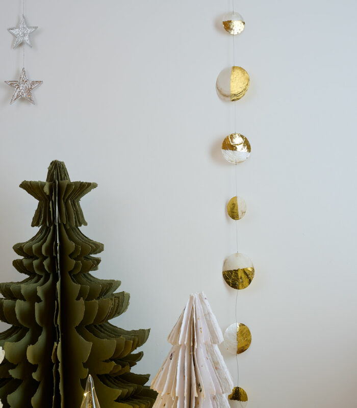 Guirlande décorative de la marque Räder. On affectionne le doux mélange de l’effet nacré des cercles de Capiz et la finition dorée sur le coté. A suspendre au plafond, dans un rideau, près d’une source lumineuse ou sur un sapin de Noël…