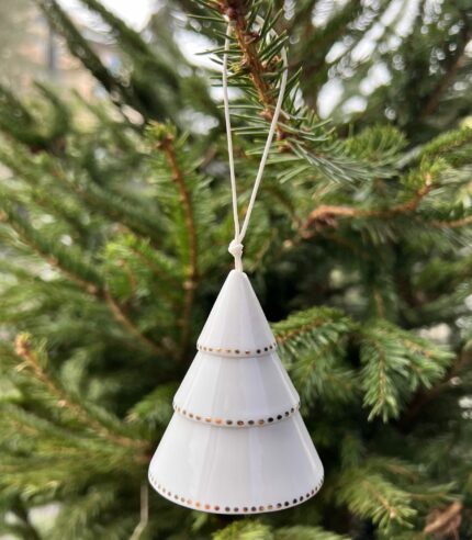 Sapin en porcelaine décoré de pois dorés et muni d’une petite clochette.