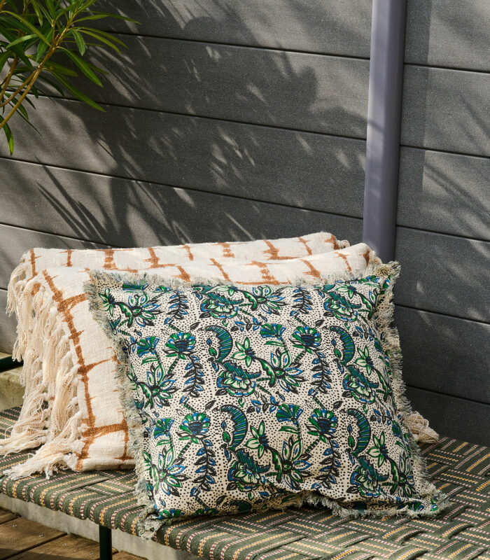 Housse de coussin à franges colorée et imprimée floral. Tendance et inspiration bohème pour un style chic et élégant.