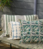 Housse de coussin à franges colorée et imprimée floral. Tendance et inspiration bohème pour un style chic et élégant.