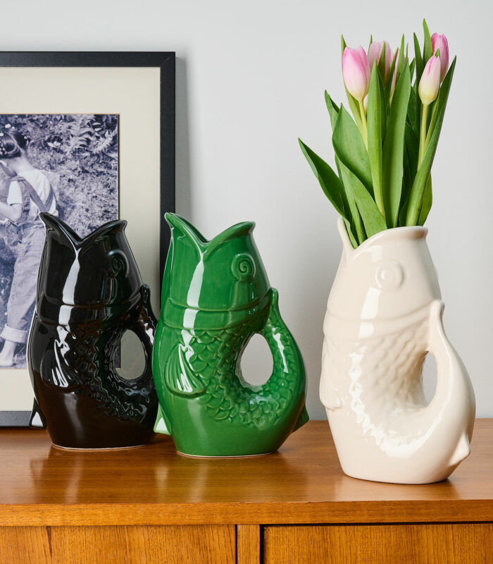 Le vase poisson surprend par sa forme inhabituelle. Il peut être utilisé comme objet décoratif ou comme vase pour les fleurs et trouvera sa place dans n’importe quelle pièce de votre intérieur. Retrouvez d’autres vases de la même collection disponibles sur le site.