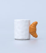 Le mug « croissant » de la marque Fluid Market est un véritable accessoire tendance qui une touche originale à votre table. Le mug est blanc et est doté d’une anse en forme de croissant ce qui lui confère un look fun au design unique.