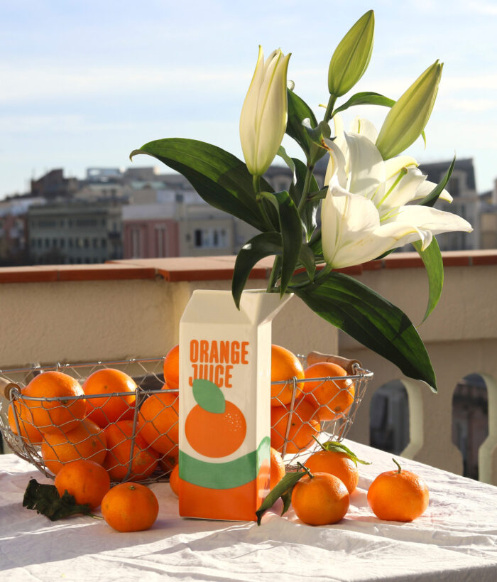 Vase « Orange Juice » de la marque Fluid Market. C’est un vrai coup de fraicheur dans votre intérieur et son réalisme est surprenant! Vous êtes prêt pour une nouvelle déco au design audacieux et décalé?