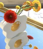 Le Vase « Egg » de la marque Fluid Market est bien plus qu’un simple accessoire de décoration. Son design à la fois kitsch et esthétique, ajoutera une touche d'originalité à votre intérieur et à votre quotidien!