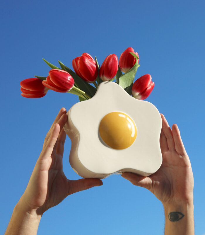 Le Vase « Egg » de la marque Fluid Market est bien plus qu’un simple accessoire de décoration. Son design à la fois kitsch et esthétique, ajoutera une touche d'originalité à votre intérieur et à votre quotidien!